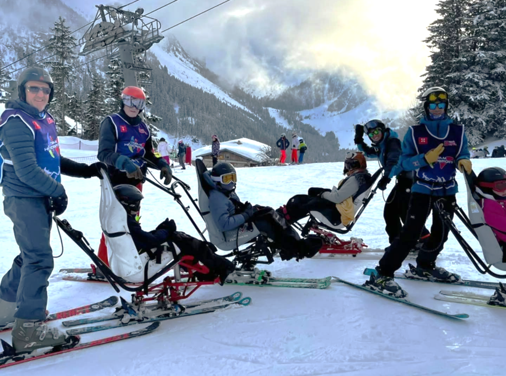 Groupe de bénéficiaires du programme Viens skier avec Génération Montagne et la FFH.