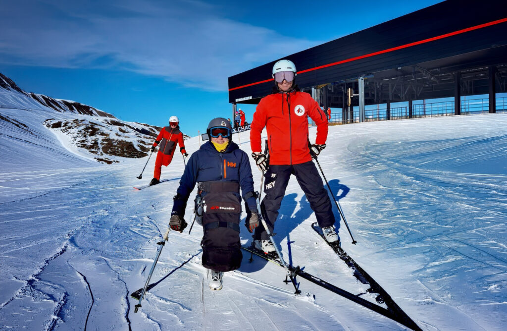 Participants et encadrants d'un séjour ski handisport soutenu par le fonds dédié.