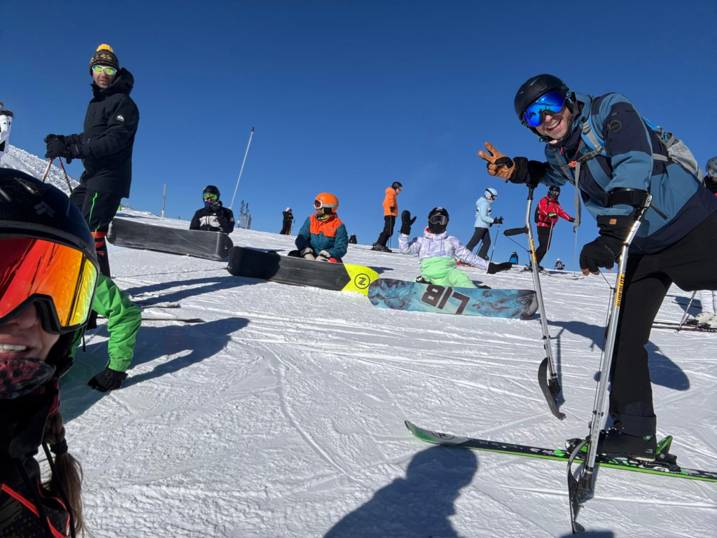 Initiation au snowboard adapté pour une montagne inclusive avec la FFH.